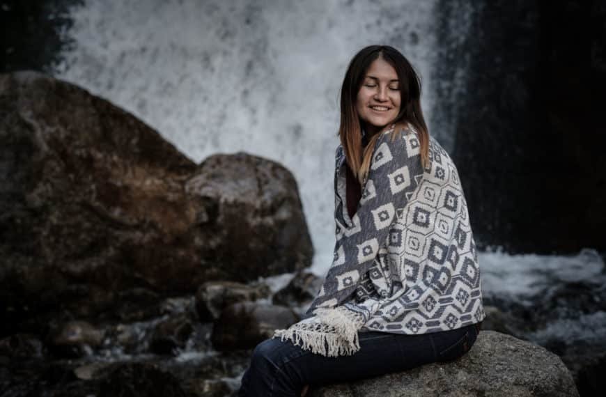 Une Femme habillée en poncho mexicain