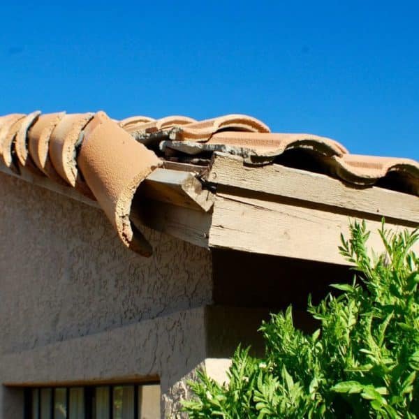 Une Maison Avec Un Toit Qui Fuit nécessitant une assurance habitation