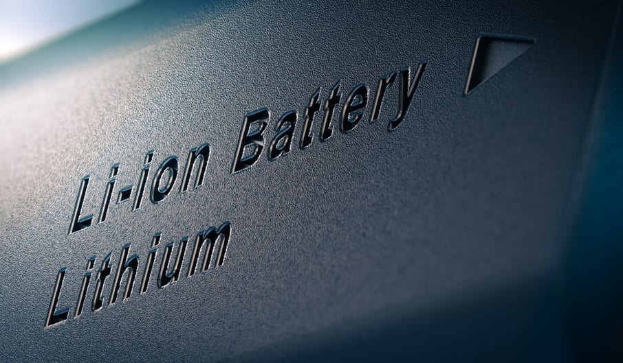 Gros Plan D'une Surface Avec Le Texte « Li Ion Battery » Et « Lithium » En Relief, Indiquant Le Type De Batterie.