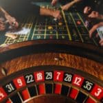 Thème du casino. Jeu de pocker. Des joueurs méconnaissables jouent au casino avec de l'argent