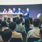 Vue arrière de l'auditoire dans la salle de conférence ou lors d'un séminaire