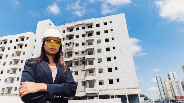 Une Femme Portant Un Casque Et Des Lunettes De Sécurité Se Tient Avec Confiance Devant Un Immeuble à Plusieurs étages En Construction.