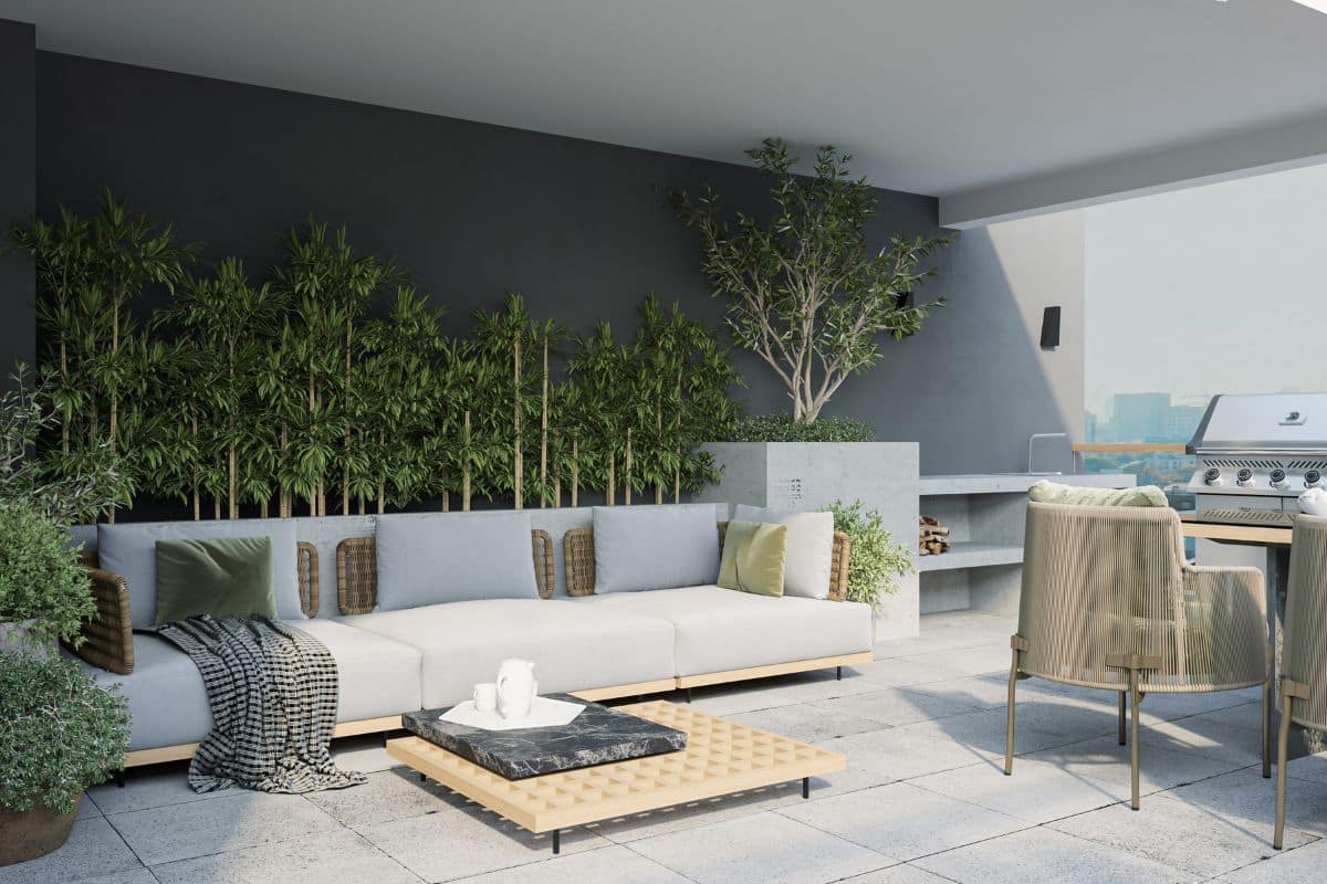 Une Terrasse Sur Le Toit Avec Canapé Moderne, Coussins Et Plantes En Pot Vous Invite à La Détente. Profitez Des Repas à Une Table Basse à Côté Du Gril, Tandis Que Des Chaises D'extérieur Sont Confortablement Installées Sous La Partie Couverte. Entourez Vous D'un Décor élégant Rehaussé De Peinture écologique Pour Une Touche écoresponsable.