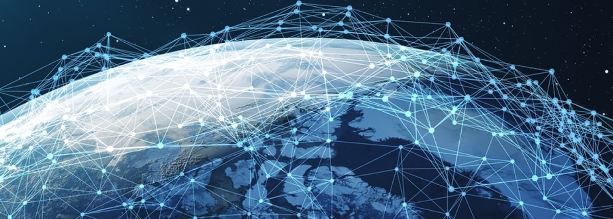 Vue De La Terre Depuis L'espace Avec Un Réseau De Lignes Et De Points Interconnectés Recouvrant Le Globe, Représentant La Connectivité Numérique Mondiale Ou Les Réseaux De Communication.