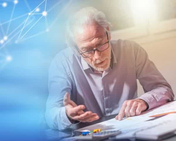 Un Homme âgé Et Une Femme Sont Assis à Une Table Et Discutent De Documents, Avec Un Graphique De Réseau Numérique Bleu Sur Le Côté Gauche De L'image.