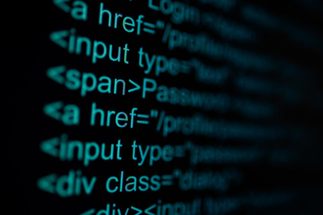 Gros Plan D'un écran D'ordinateur Affichant Du Code Html, Y Compris Des éléments Tels Que Les Balises Input, Span Et Div.