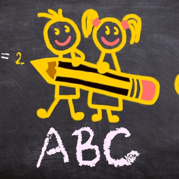 Dessin à La Craie De Deux Enfants Souriants Tenant Un Gros Crayon, Avec "1+1=2", Un Cœur Et "abc" écrits Sur Un Tableau Noir.