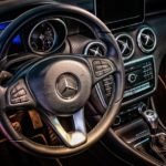 Gros Plan De L'intérieur D'une Voiture Mercedes Benz Montrant Le Volant, Le Tableau De Bord, Le Levier De Vitesse Et Les Panneaux De Commande.
