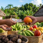 Mains échangeant une mangue et de l'argent à un marché tropical. Paniers de fruits exotiques et racines. Maisons traditionnelles et verdure.