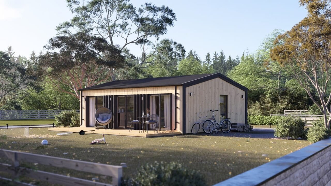 Une Petite Maison Moderne Avec Un Extérieur En Bois, De Grandes Fenêtres Et Une Terrasse Avec Des Meubles D'extérieur, Entourée D'arbres Et D'une Cour Herbeuse Avec Des Bicyclettes Et Des Jouets D'extérieur éparpillés.